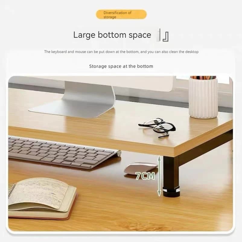 Espaço inferior de 7cm no organizador de mesa em madeira clara com detalhes pretos para teclado e mouse