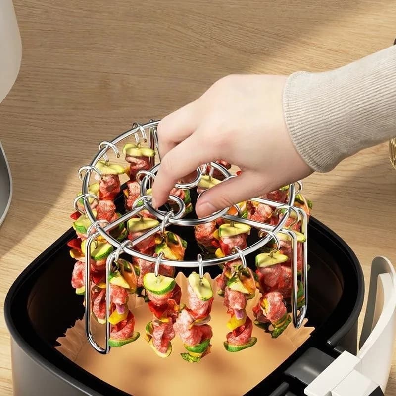 Grelhador vertical Jácotei em aço inox com espetos suspensos e carne temperada pronta para fritadeira de ar