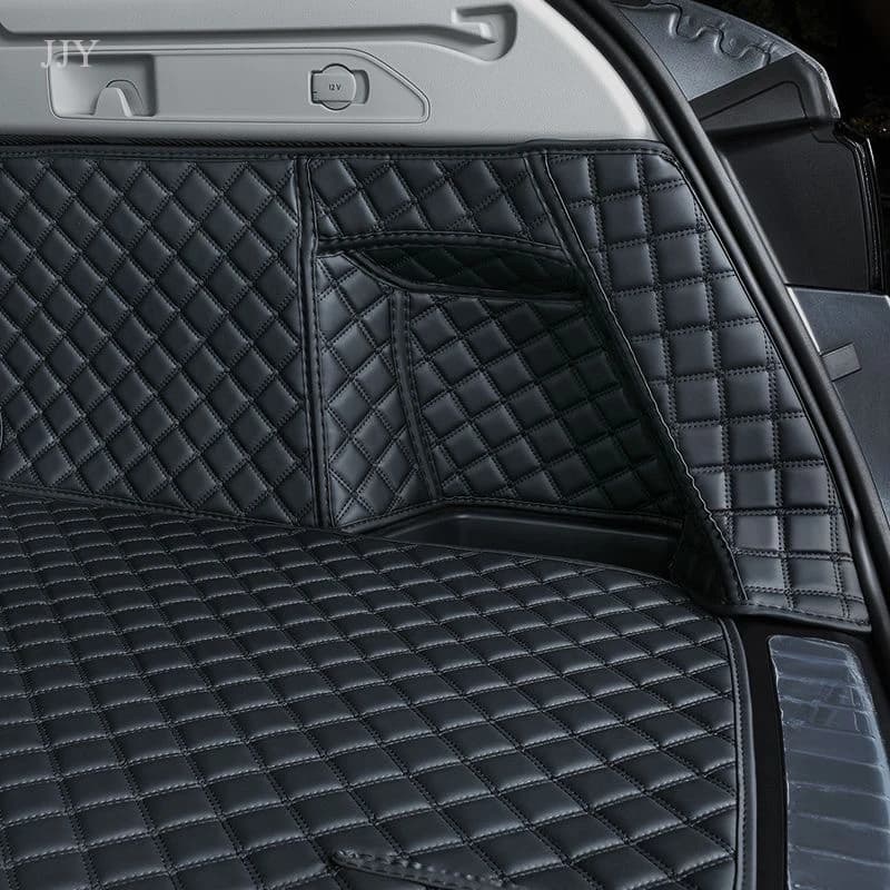 Detalhe do tapete de couro preto antiderrapante para porta-malas do Changan DEEPAL S05 2025 2026