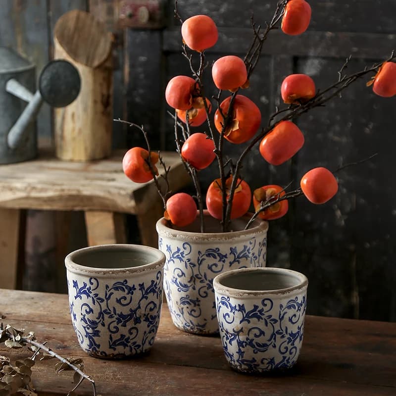 Conjunto de vasos decorativos Jácotei em cerâmica azul e branca com detalhes florais e frutas vermelhas