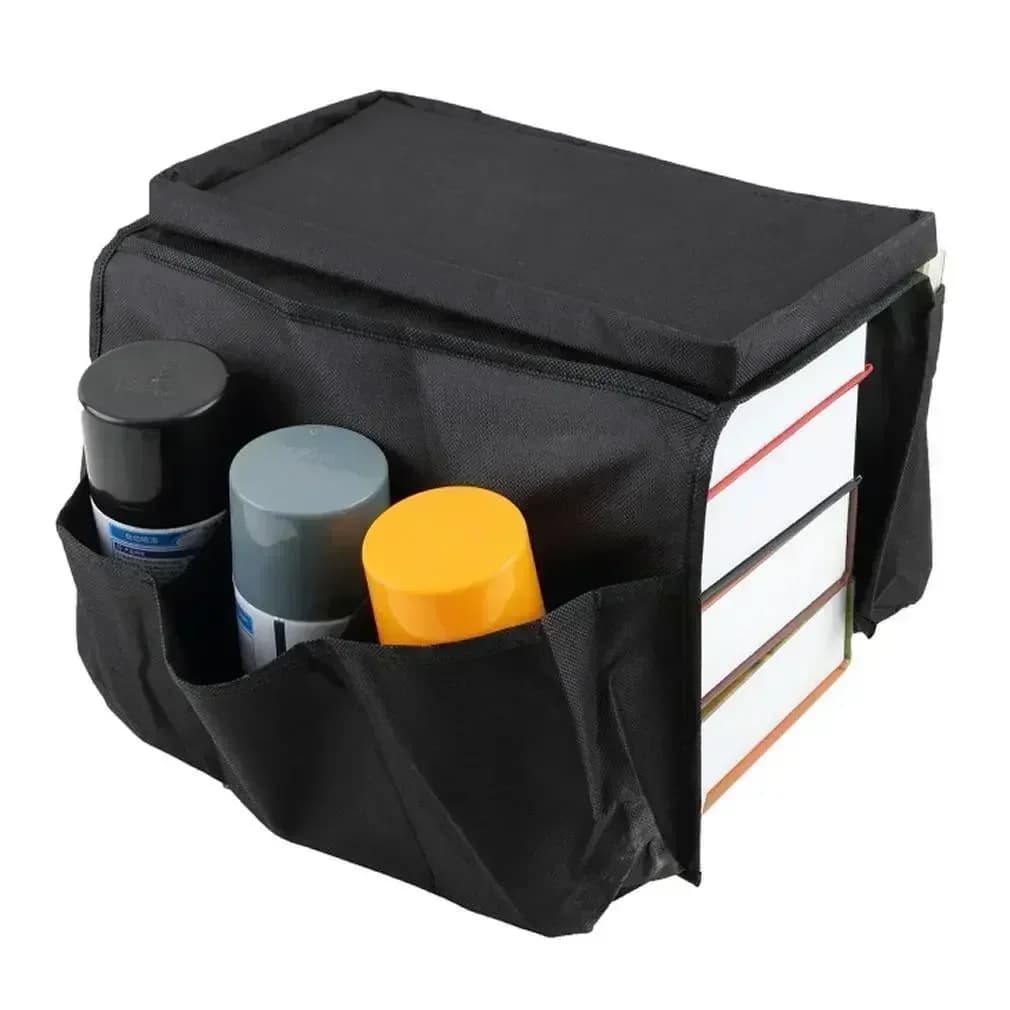 Organizador de sofá preto com 6 bolsos laterais armazenando latas e objetos pequenos