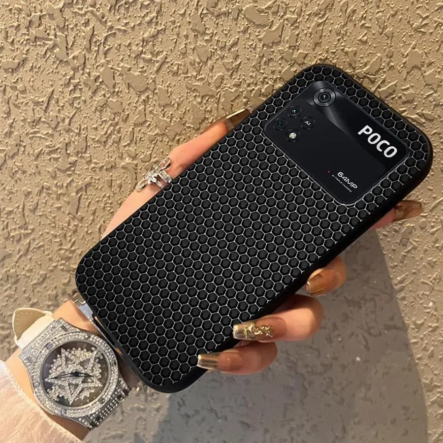 Capa preta para Xiaomi Poco com padrão hexagonal e acabamento em fibra de carbono, vista em mão feminina