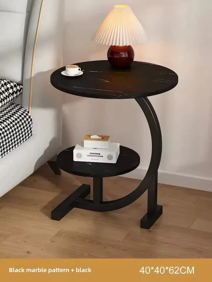 Mesa lateral de luxo preta com tampo redondo em mármore preto e base metálica minimalista