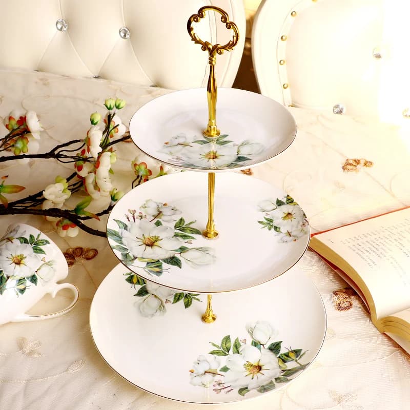 Suporte de prato de bolo de três andares com decoração floral branca e verde