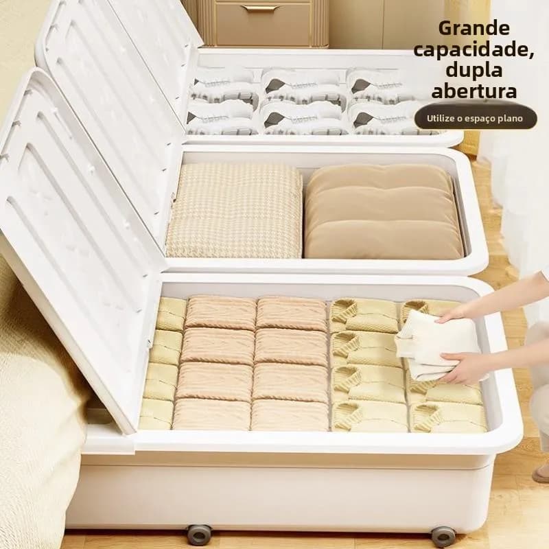 Caixa organizadora plástica branca com tampa dupla aberta e roupas organizadas para armazenamento sob cama
