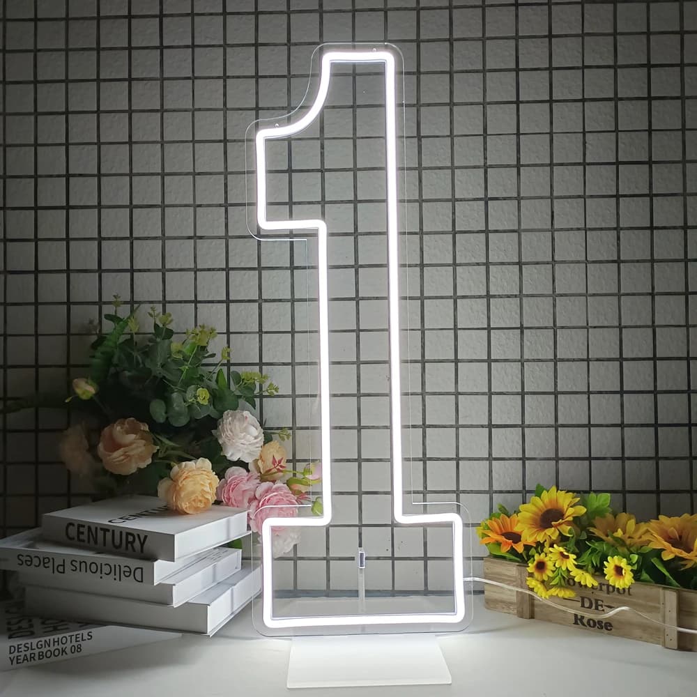 Sinal de néon LED branco número 1 extragrande 76x100 cm decorativo com base acrílica e flores ao fundo