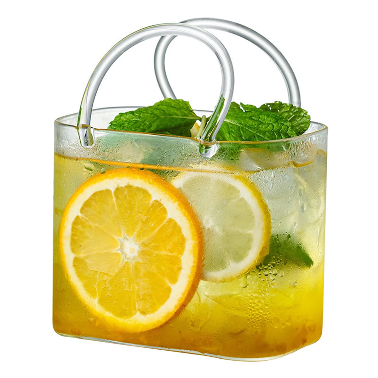 Copo de vidro transparente formato bolsa com canudo, decorado com fatias de laranja e hortelã para festa