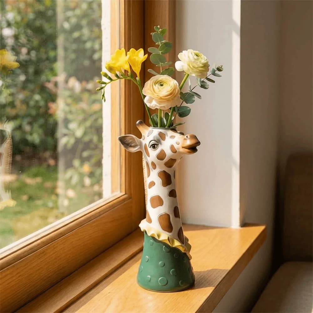 Vaso decorativo de girafa com flores amarelas e brancas