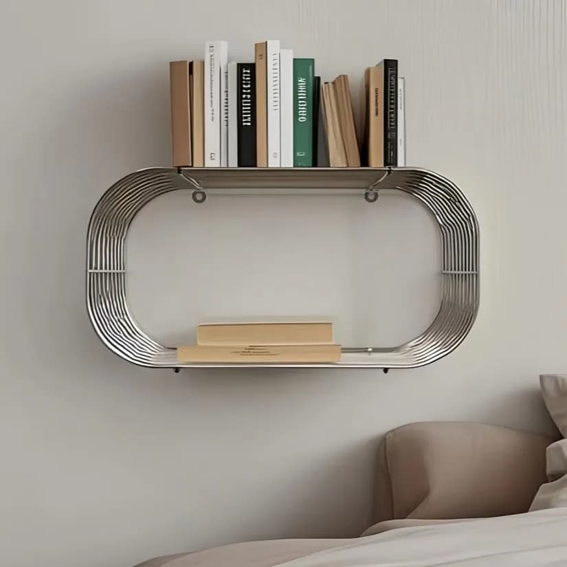 Estante de parede geométrica em metal prata com livros