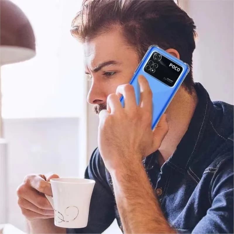 Homem usando capa azul para celular Xiaomi POCO modelo M4 M5 M6 com design resistente e confortável