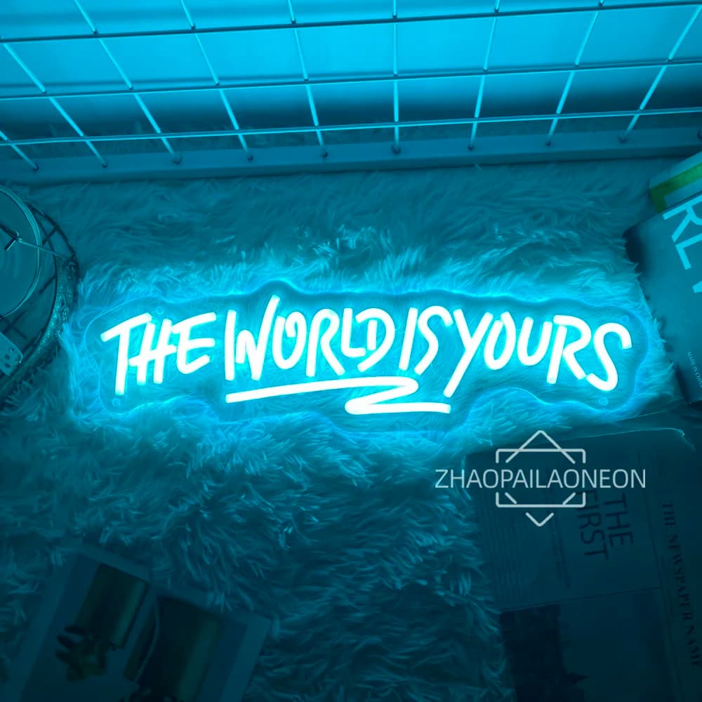 Sinal de néon azul com texto 'THE WORLD IS YOURS' para decoração de quarto ou sala.
