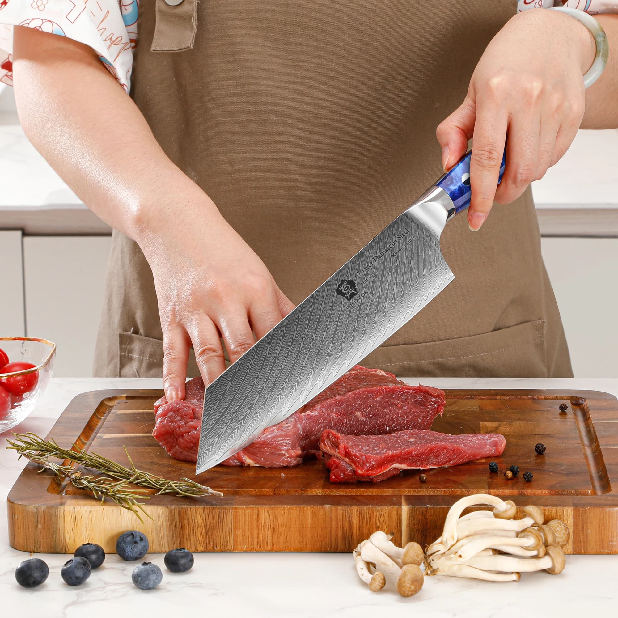 Faca de cozinha WILDMOK com cabo azul e lâmina damasco de 8,5 polegadas cortando carne vermelha