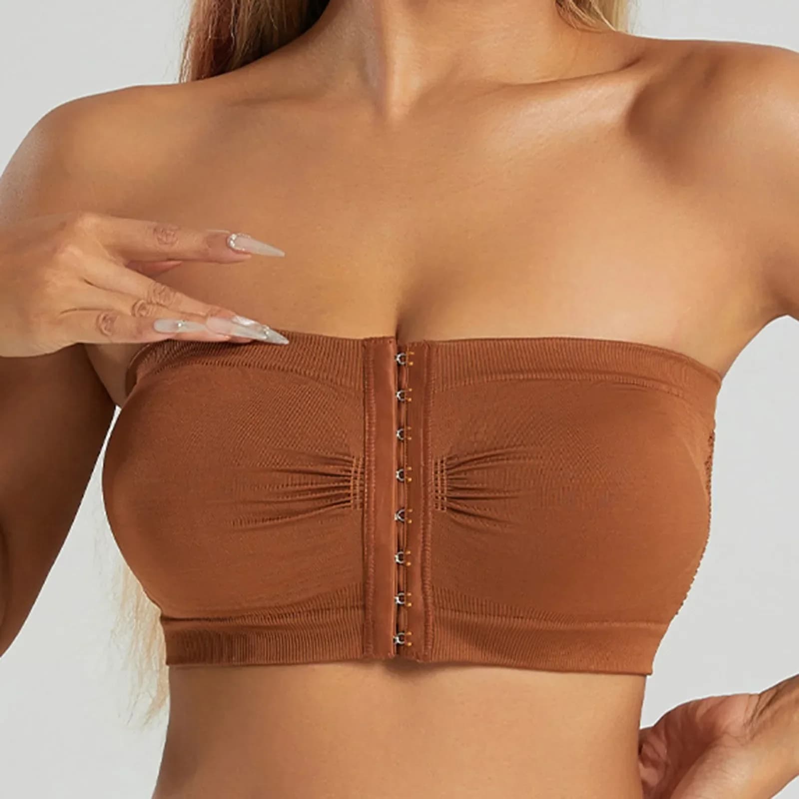 Sutiã bralette sem alças marrom, modelo sem bojo e costura, fechamento frontal com colchetes