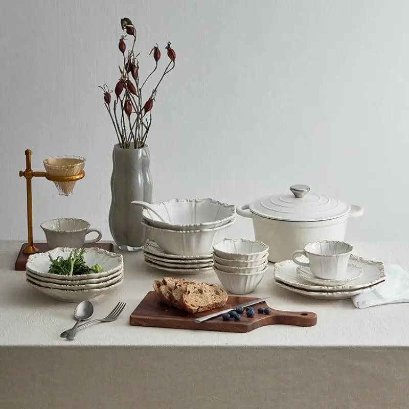 Conjunto de louças de luxo branco para uma pessoa com detalhes ornamentais