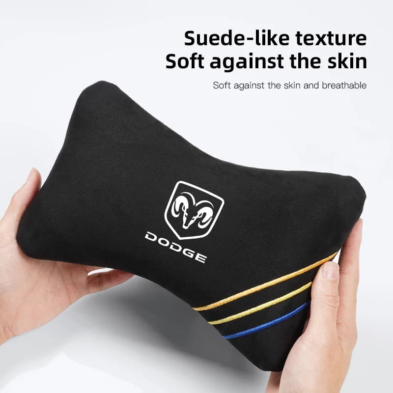 Almofada preta para pescoço Dodge com textura tipo suede, logo branco e listras coloridas, toque macio e respirável