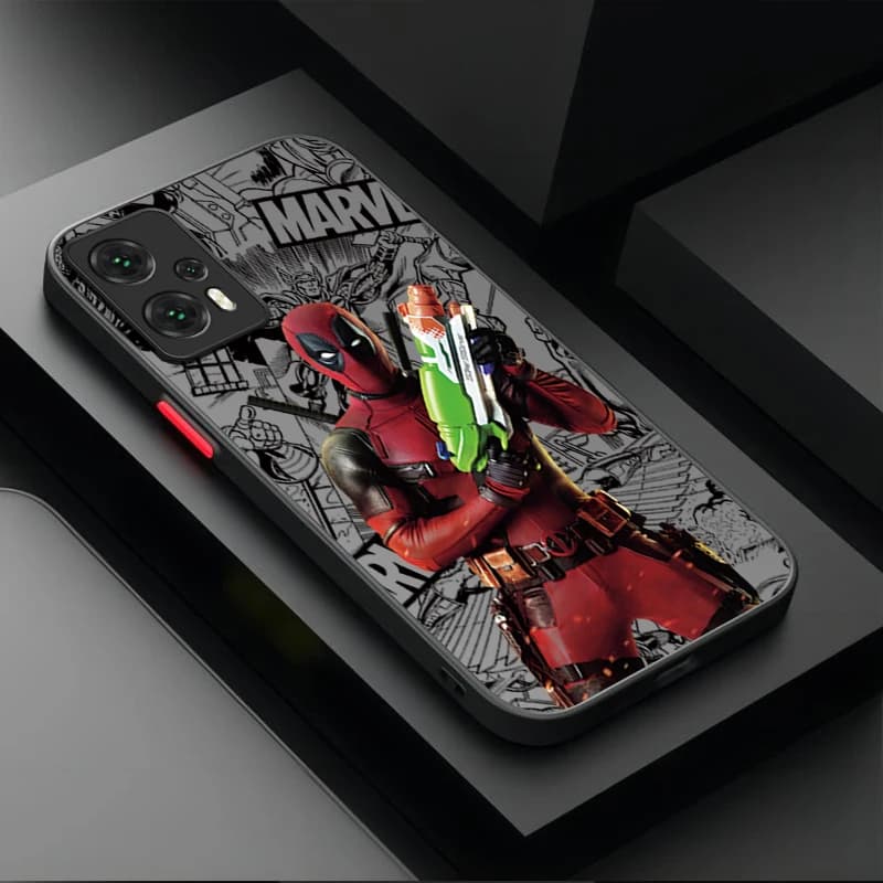 Capa preta fosca Marvel Deadpool para Xiaomi Poco com personagem Deadpool segurando arma de brinquedo colorida