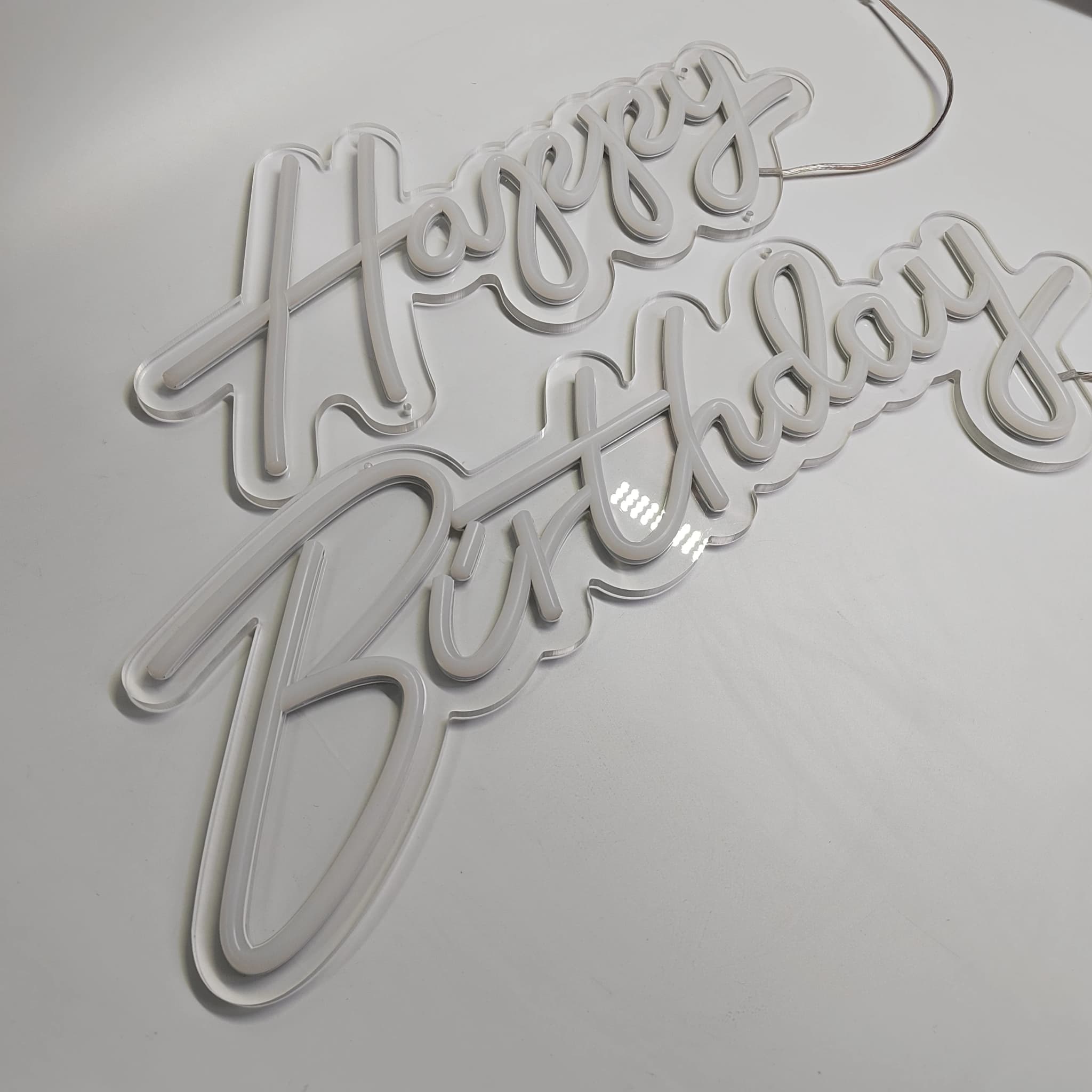 Placa de néon LED decorativa branca escrita Happy Birthday em acrílico transparente para festa