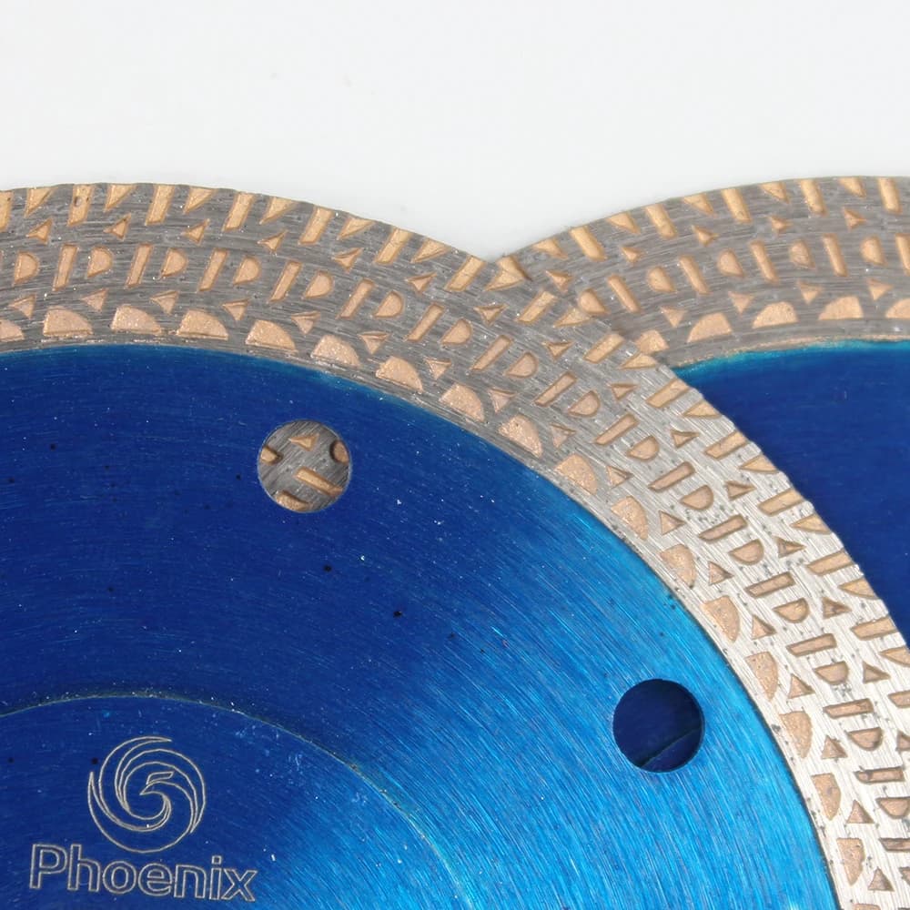 Detalhe da lâmina de serra diamantada Phoenix turbo malha azul com logo e acabamento para telha
