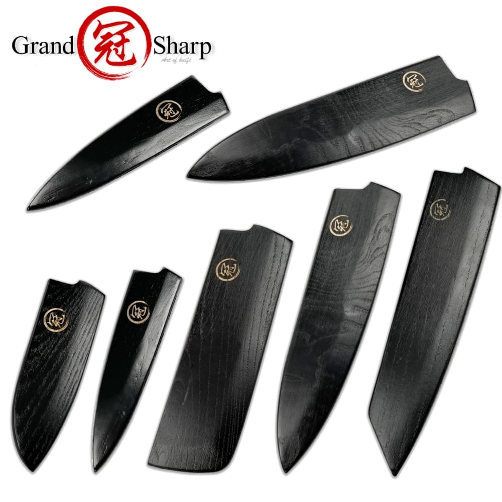 Set de facas de chef japonês com lâminas pretas e cabos de madeira, incluindo gyuto, santoku, petty, nakiri e kiritsuke.