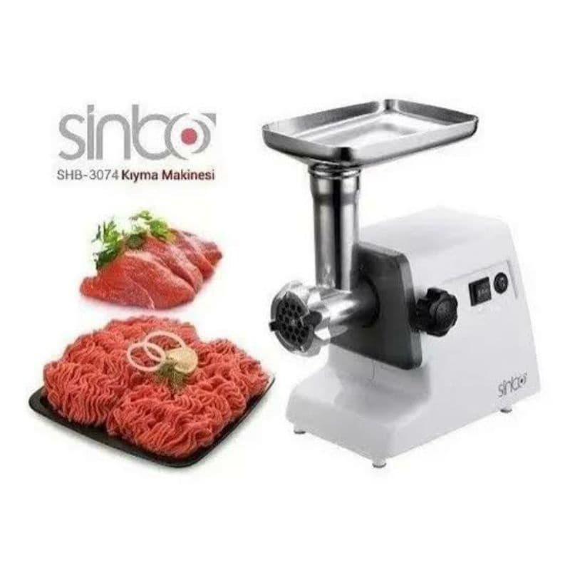 Moedor de carne elétrico 1500W potente branco e preto com carne moída e fatias de carne vermelha.