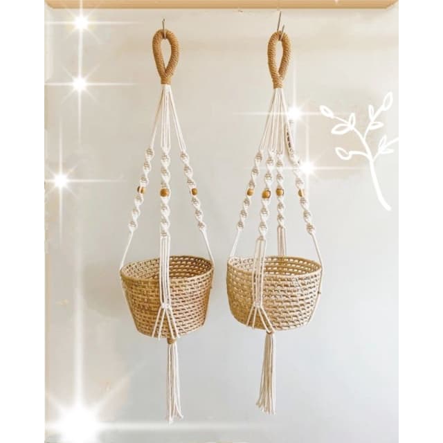 Suporte de macramê para plantas com cestos de vime e cordas brancas e douradas