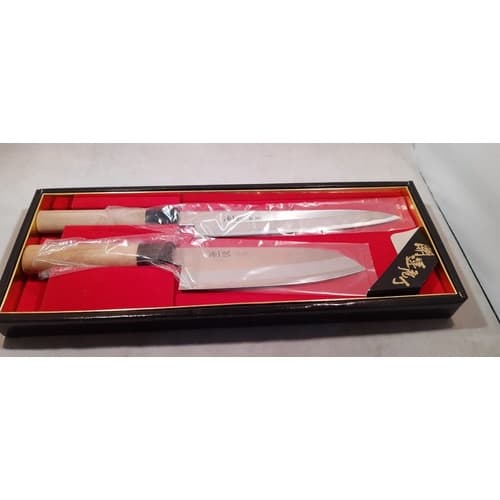Jogo de facas para sushi com facas em estojo preto e vermelho, cabos de madeira e lâminas de aço polido