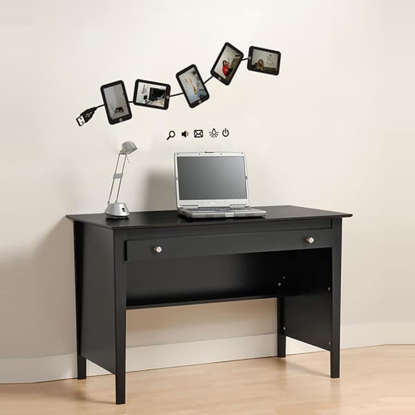 Escritorio com adesivos de parede iFotos e laptop aberto