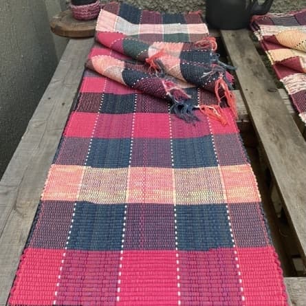 Tapete de cozinha artesanal multicolorido com padrão xadrez, vermelho, azul, roxo e amarelo