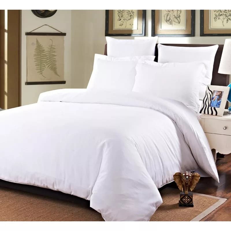 Conjunto de cama queen com lençóis e edredom brancos