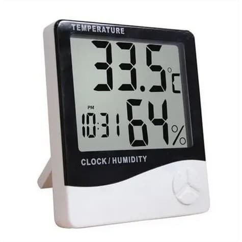 Termo-higrômetro digital com tela mostrando temperatura e umidade, fundo branco.