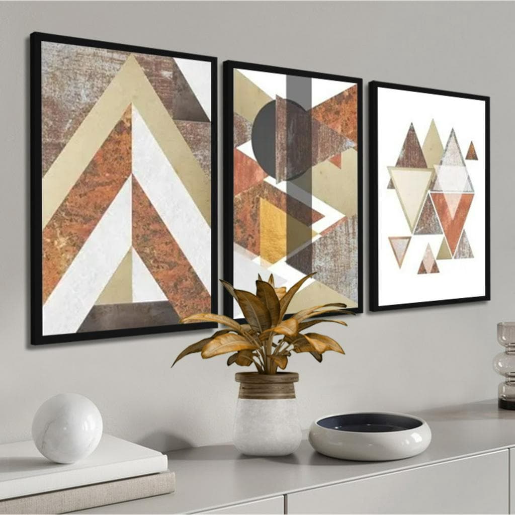 Três quadros decorativos geométricos com triângulos e círculos em marrom, amarelo e branco