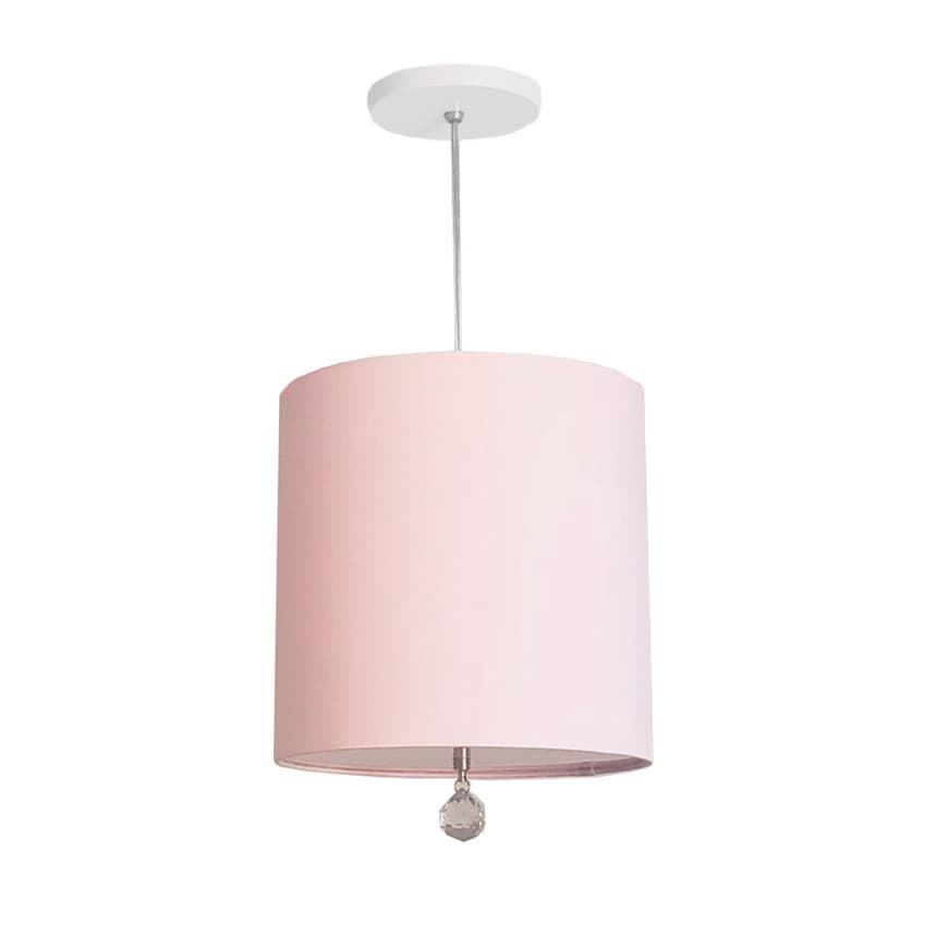 Luminária pendente com cúpula rosa e cristal pendurado, fundo branco