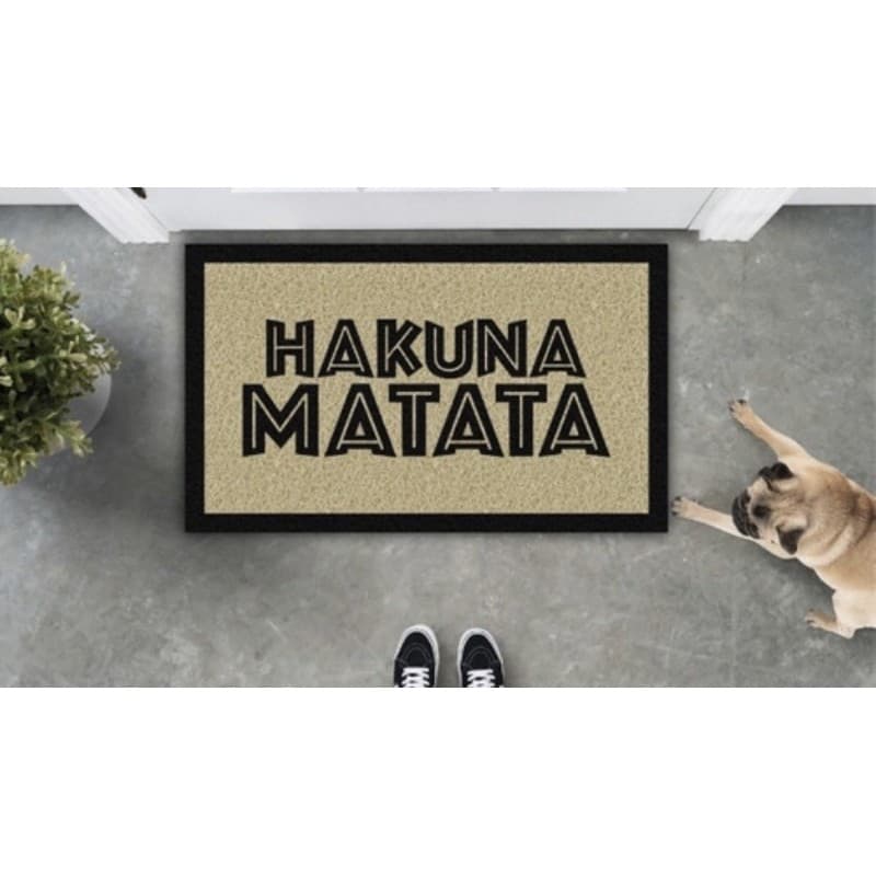 Tapete temático Rei Leão com texto HAKUNA MATATA em fundo bege