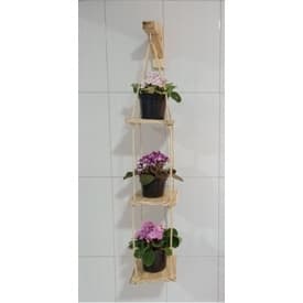 Floreira vertical suspensa com três prateleiras de madeira e vasos com plantas e flores rosa.