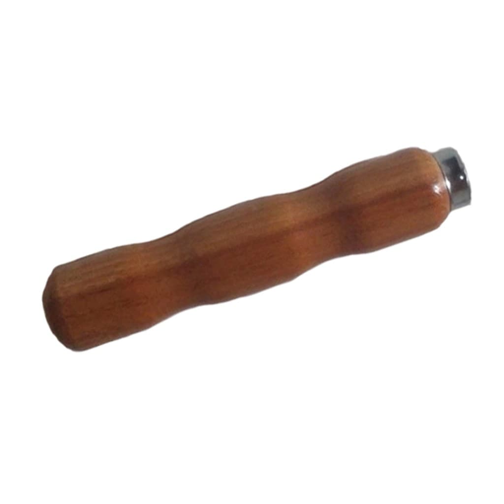 Cabo de madeira com extremidade metálica para espeto, fundo branco