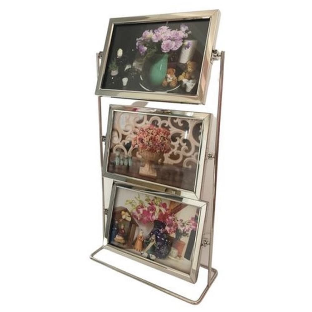 Porta-retrato giratório com três molduras de vidro mostrando fotos de flores e objetos decorativos