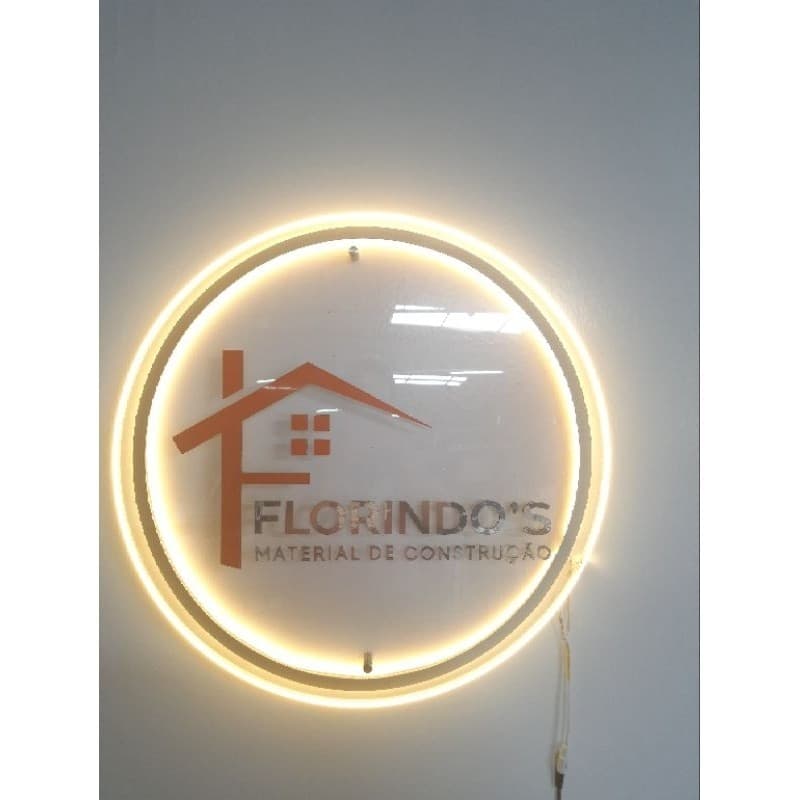 Painel em neon LED circular com logo 'FLORINDO'S MATERIAL DE CONSTRUÇÃO', brilho amarelo, diâmetro 50 cm