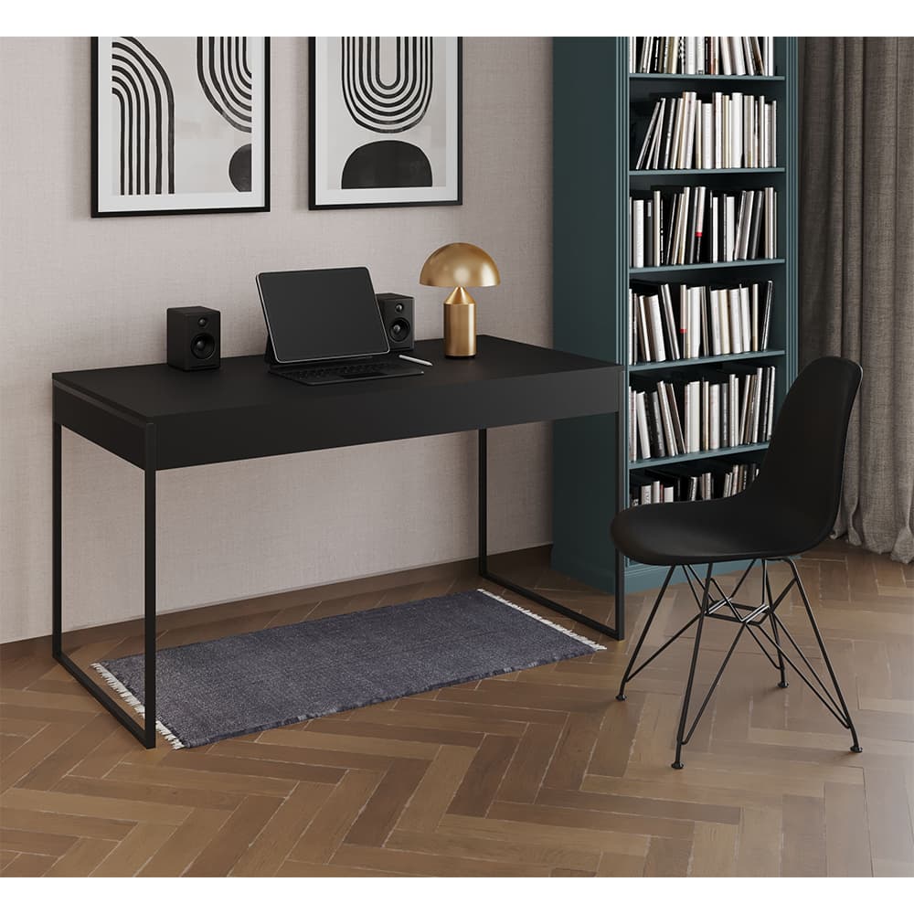 Escrivaninha Industrial Escritório Malta Preta 137x53cm Com 1 Cadeira Eames Eiffel Preta Base Ferro