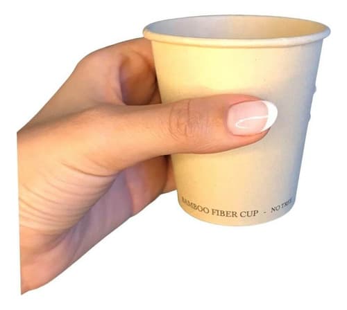 Copo de fibra de bambu biodegradável, 210ml, segurado pela mão, fundo branco.