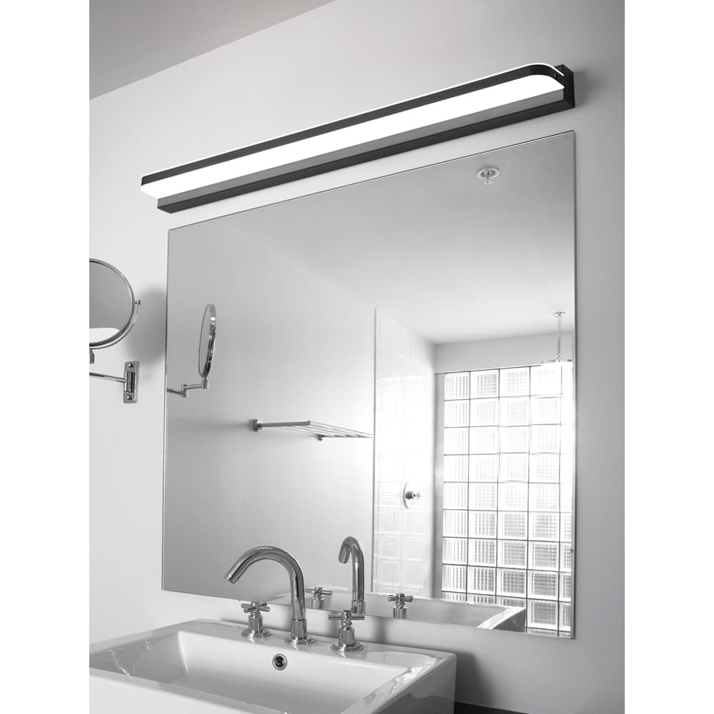Luminária arandela LED moderna acima do espelho em banheiro