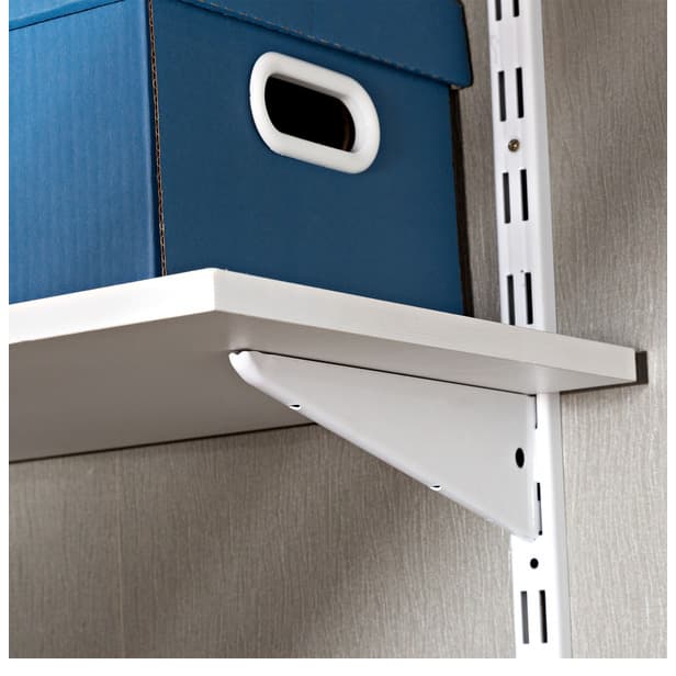 Suporte de prateleira branco com profundidade de 27 cm segurando uma caixa azul