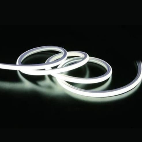 Três tiras de LED branca fria neon 12V enroladas em um círculo, fundo preto