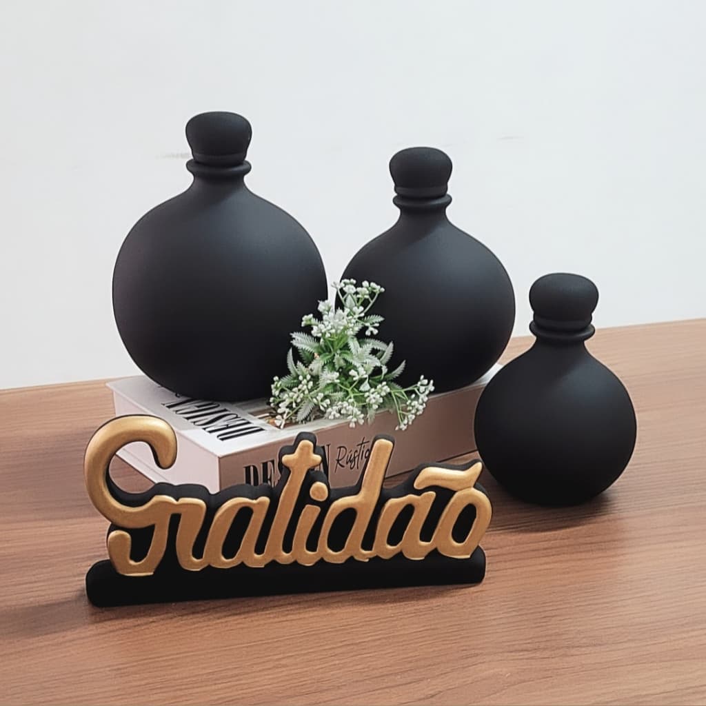 Kit de três vasos decorativos pretos com suporte dourado dizendo Gratidão