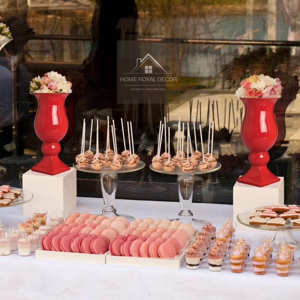 Vaso decorativo vermelho em mesa de doces e sobremesas para festas e eventos