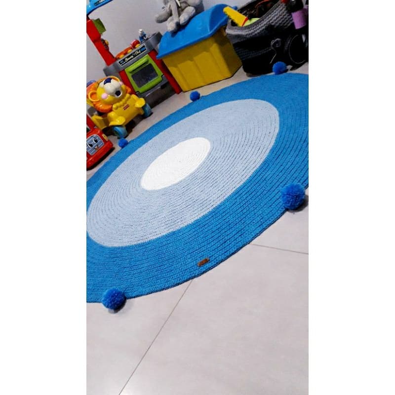 Tapete de crochê azul e branco com pompons para decoração infantil