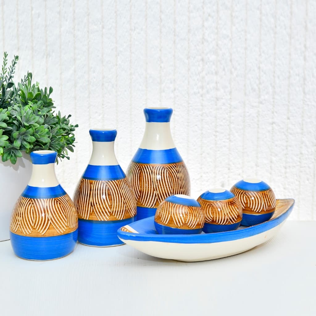 Conjunto decorativo de cerâmica azul e marrom com sete peças para sala