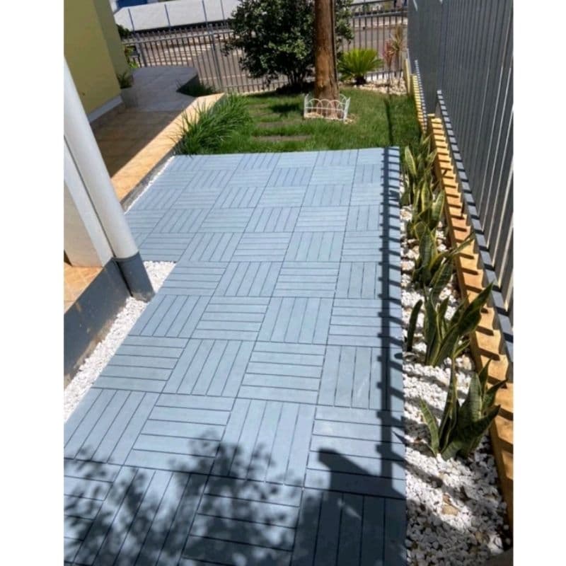 Deck modular azul claro para jardim, piscina ou banheiro, textura madeira plástica