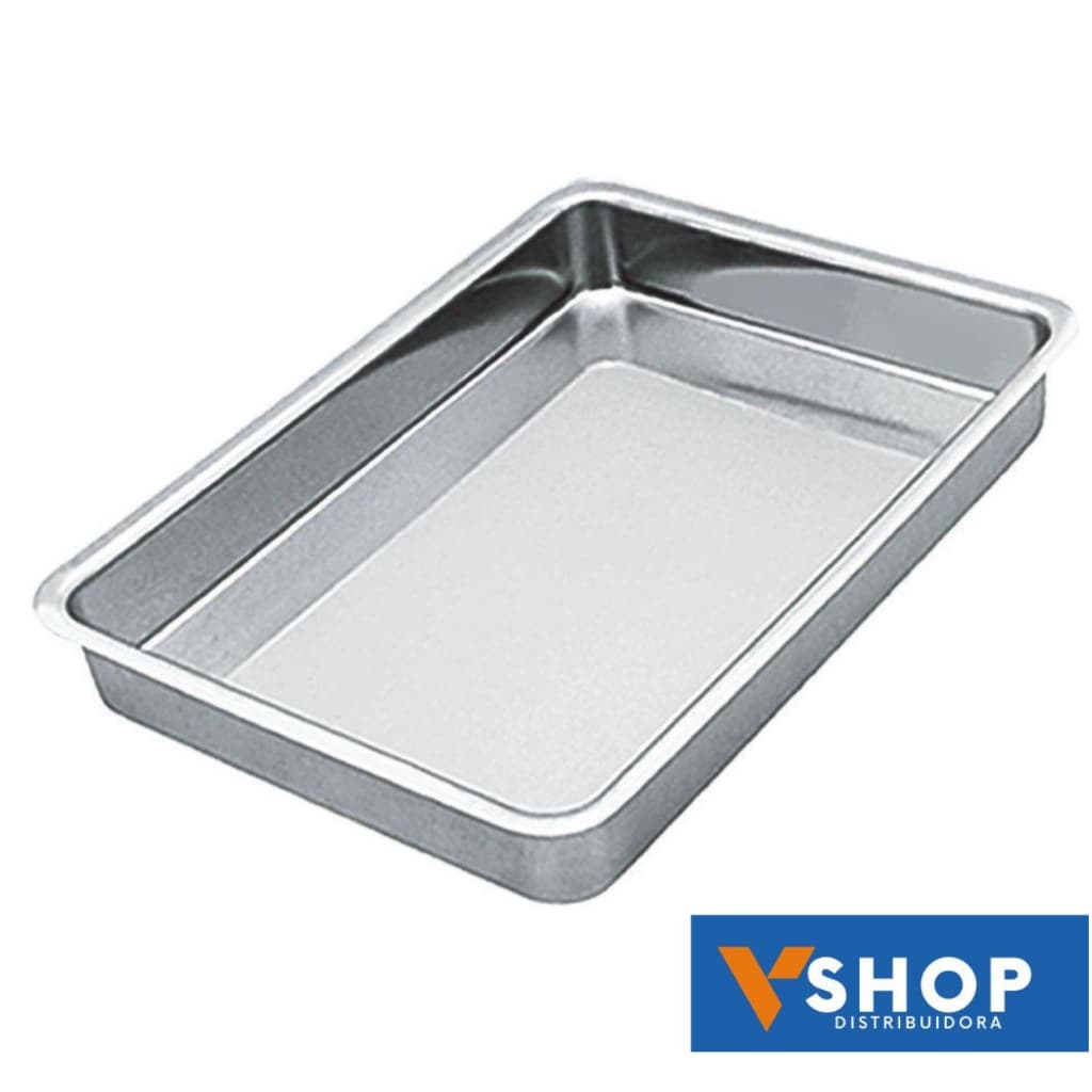 Forma assadeira retangular alta de alumínio resistente, fundo branco, ângulo frontal, vazia, superfície brilhante.