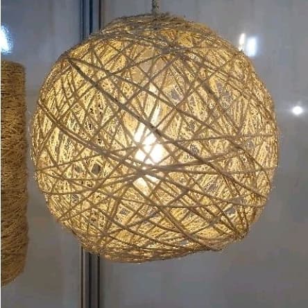 Luminária pendente redonda de sisal com cúpula ninho iluminada