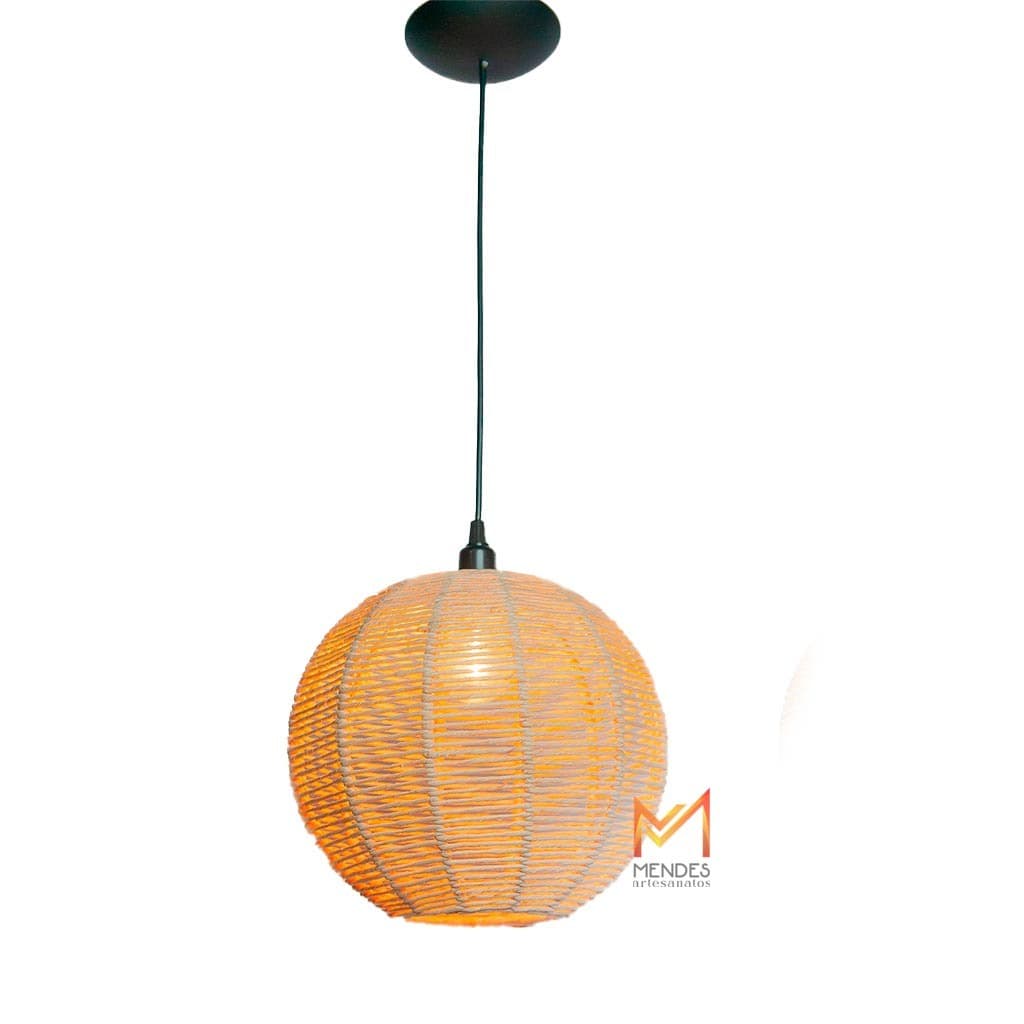 Luminária pendente esférica laranja com fibra natural, design moderno, fundo branco
